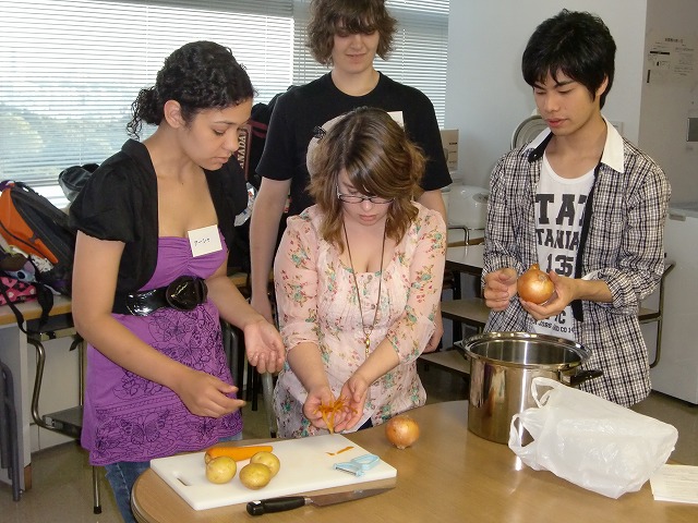 KCP students prepare the curry ingredients.