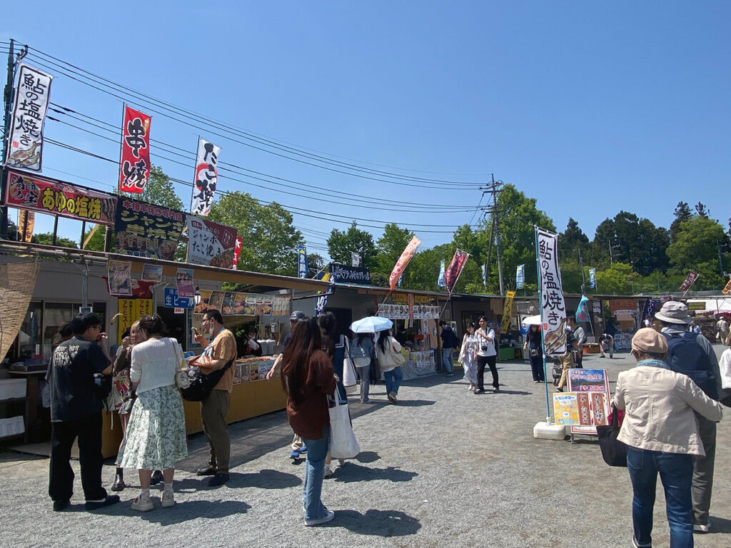Hitsujiyama park’s section of vendors, where they sold popular foods such as dango (rice ball skewers), yakisoba noodles and many more