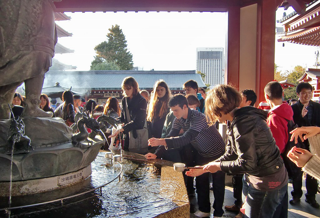 KCP International students purify their hands at Senso-ji Temple